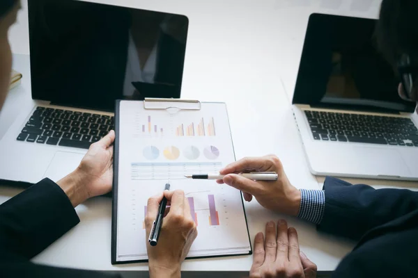 Reunião de negócios para discutir os resultados de seu sucesso t — Fotografia de Stock