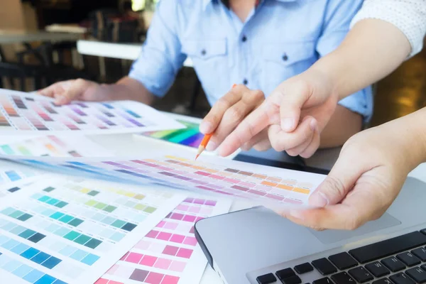 Dibujo del artista en la tableta gráfica con muestras de color en la oficina . — Foto de Stock