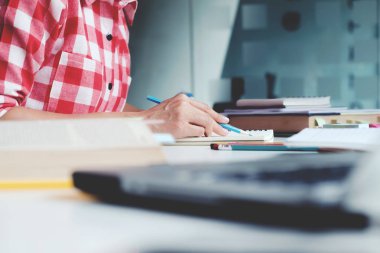 Kitap okuyan bir kadın..