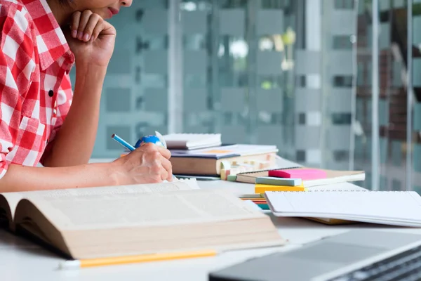 Een vrouw die een boek leest. — Stockfoto