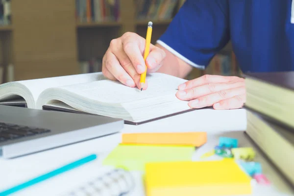 Un homme lisant un livre. Éducation, études, apprentissage et conce d'examen — Photo