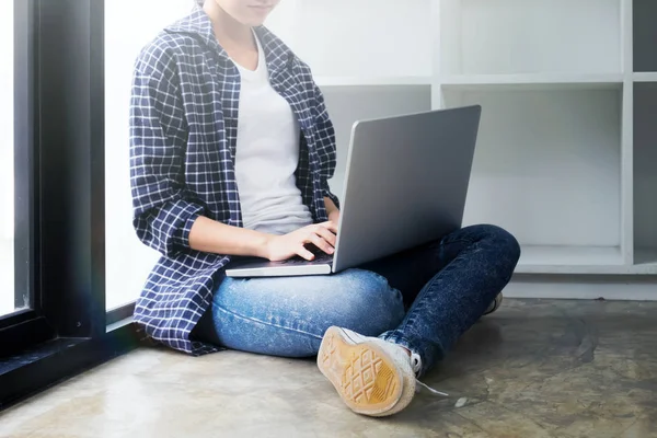 Νεαρή γυναίκα που χρησιμοποιεί υπολογιστή. — Φωτογραφία Αρχείου
