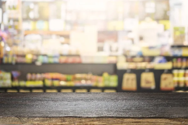 Plataforma de espaço de madeira vazia e padaria borrada ou café fundo café para montagem de exibição de produto . — Fotografia de Stock