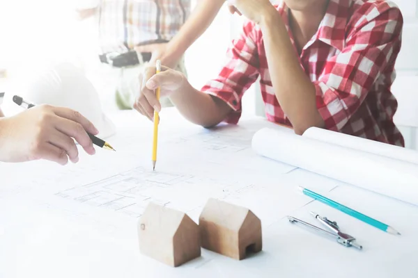 Teamwork af vergadering voor architecturaal project ingenieur. — Stockfoto