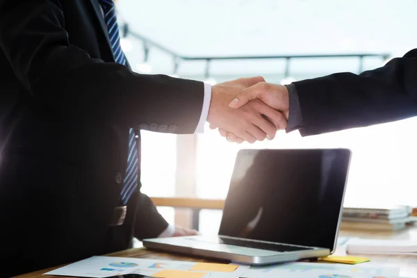 Úspěšní podnikatelé handshaking po dobrý obchod. — Stock fotografie