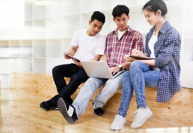 Grafik tasarımcı takım, öğrenci grubu, iş takım Toplantı.