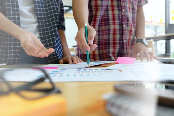 Startups empresários trabalho em equipe brainstroming reunião para discutir p — Fotografia de Stock