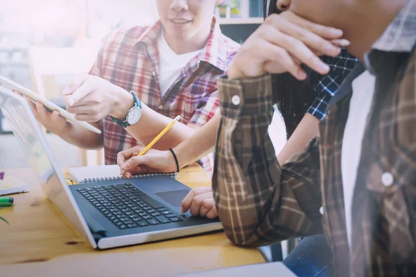 Grafisch ontwerper team, studentenvereniging, Business team brainstormi — Stockfoto