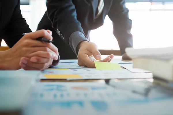 Startups empresários trabalho em equipe brainstroming reunião para discutir p — Fotografia de Stock