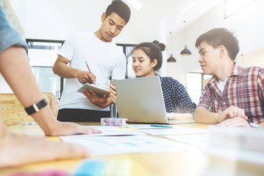 Grafik tasarımcı ekibi, öğrenci grubu, iş takım brainstormi