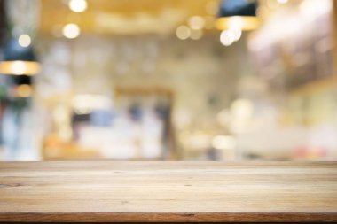 Kahve dükkanı veya yumuşak dr mevcut ürün için boş ahşap masa