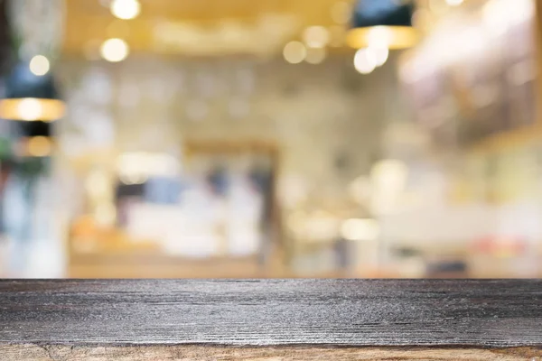 Leerer Holztisch für Geschenkartikel im Coffeeshop oder weich dr — Stockfoto