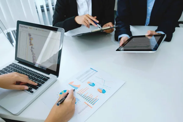 Startups empresários trabalho em equipe brainstroming reunião para discutir p — Fotografia de Stock