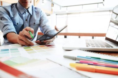 Yaratıcı fotoğrafçı seçin resim ve çalışmak üzere bilgisayar kullanımı