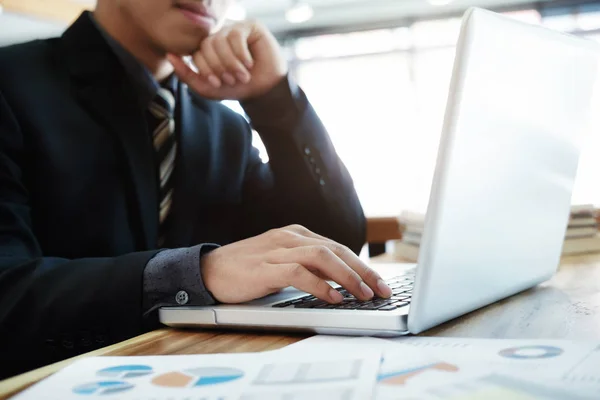 Primer plano hombre de negocios que trabaja con el ordenador portátil —  Fotos de Stock