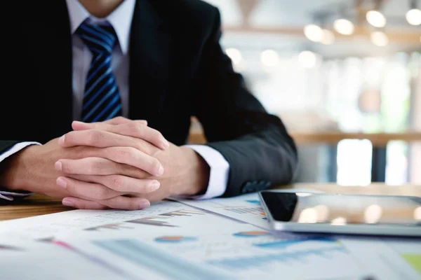 Homme d'affaires travaillant au bureau avec ordinateur portable et documents sur son — Photo