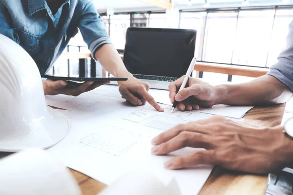 Reunión de ingenieros para proyecto arquitectónico. trabajar con el socio —  Fotos de Stock