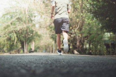 Bulanık adam sabah koşu. Spor yapan genç erkek bir