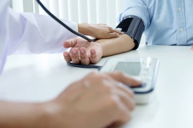 Doktor ve hasta. Tıp ve sağlık kavramı.