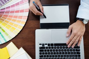 Grafik tasarım ve renk renk örnekleri ve bir masa üzerine kalem. Architectu