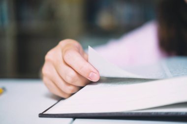 Eğitim kavramı. Kız okul Kütüphanesi'kitap okuma. 