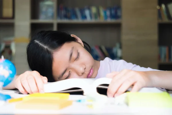 Étudiante fatiguée avec des livres dormant sur la table. éducation , — Photo