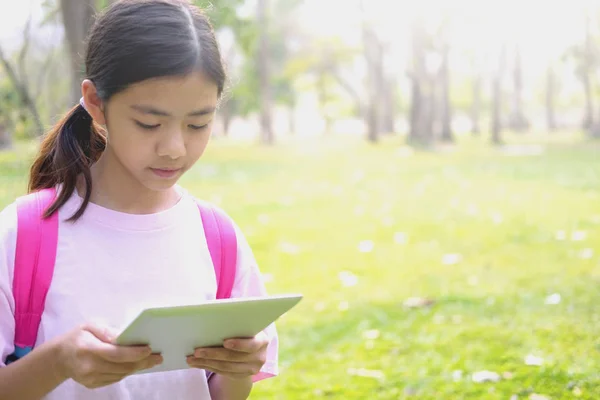 Meisje gebruik tablet te lezen en online onderwijs. — Stockfoto