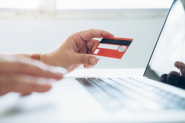 İnternet üzerinden alışveriş konsepti. İnsanlar alışveriş yapıyor ve kredi kartıyla ödüyor.
