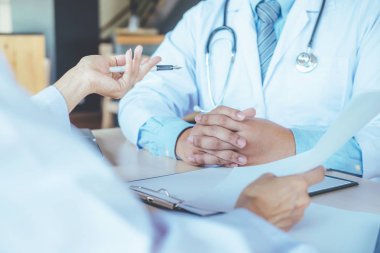 Doktorlar ekip çalışması tartışmak Toplantı.