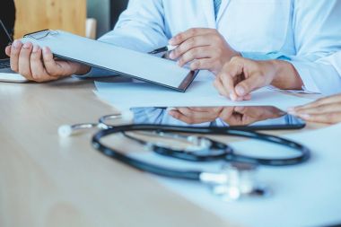 Doktorlar ekip çalışması tartışmak Toplantı.