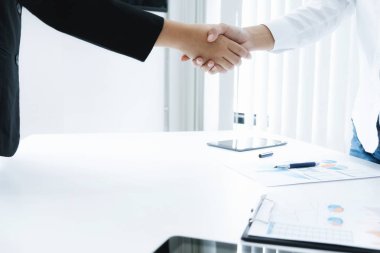 İş adamları el sıkışıyor, toplantıyı bitiriyor.