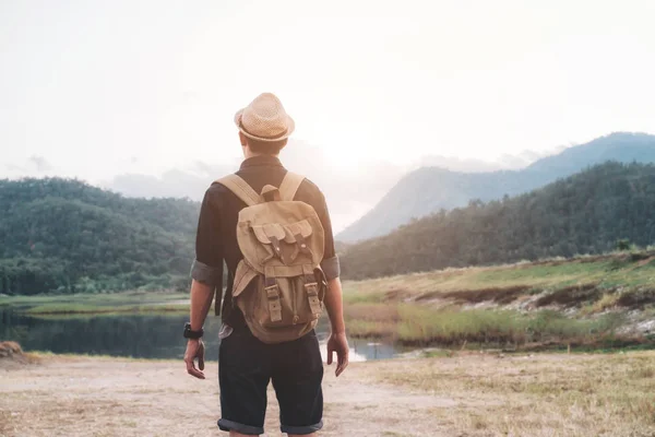 Jovem Viajante com mochila relaxante ao ar livre. Verão vacati — Fotografia de Stock