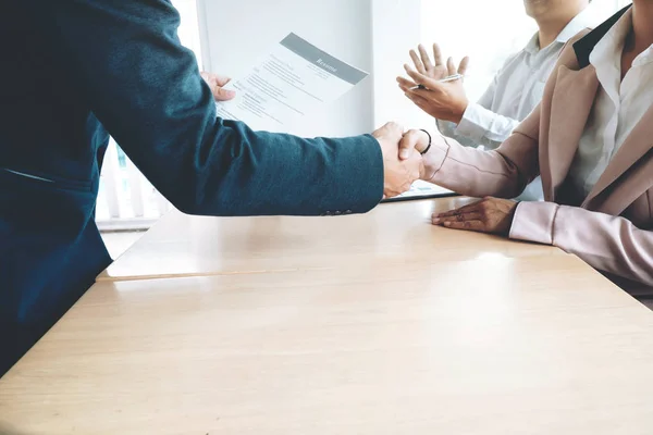 Úspěšný přijímací pohovor. Šéf a nové zaměstnance handshaking — Stock fotografie