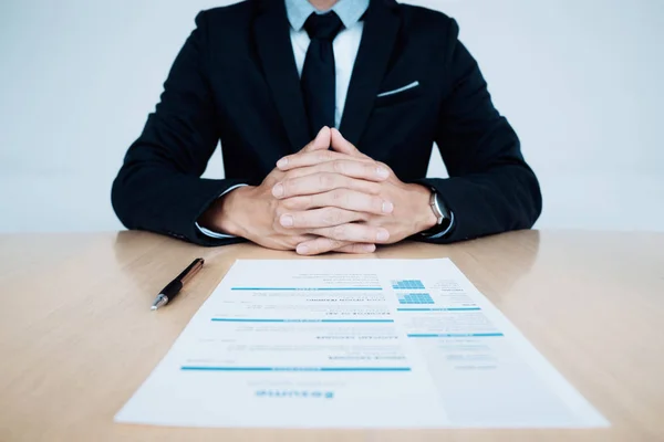 Vorstellungsgespräch. hr und Lebenslauf des Bewerbers auf dem Tisch — Stockfoto