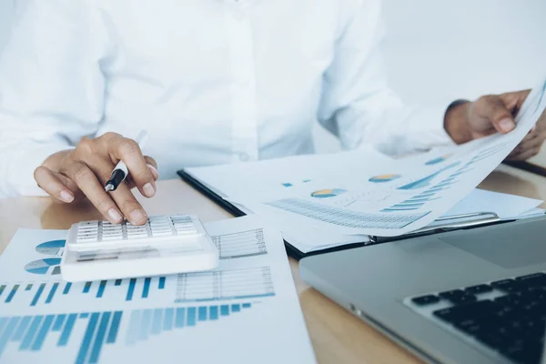 Financiën opslaan economie-concept. Vrouwelijke accountant of bankier gebruik — Stockfoto