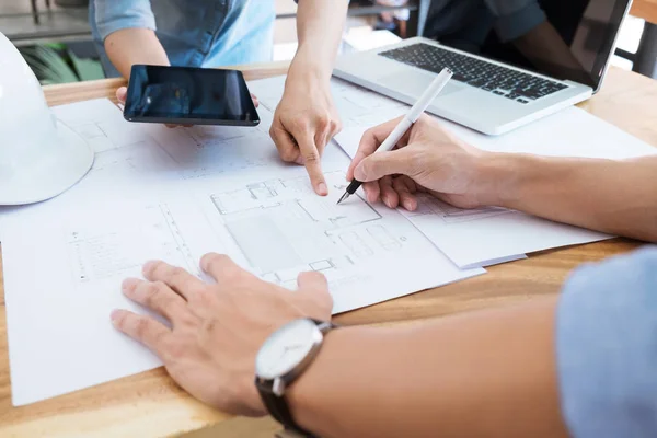 Incontro degli ingegneri per il progetto architettonico. lavorare con il partner — Foto Stock