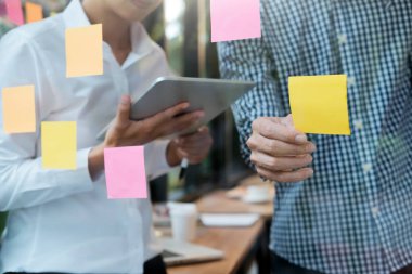 İş adamları tasarım fikirleriyle tanışıyor. İş planlaması