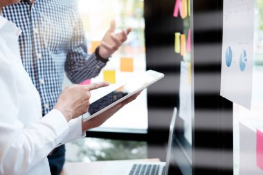 İş adamları tasarım fikirleriyle tanışıyor. İş planlaması