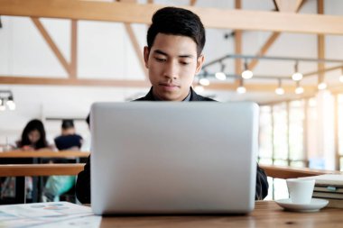 Laptop ile çalışan işadamı kapatmak.