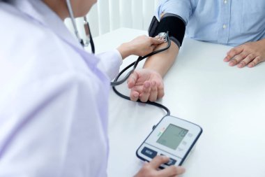 Doktor ve hasta. Tıp ve sağlık kavramı.