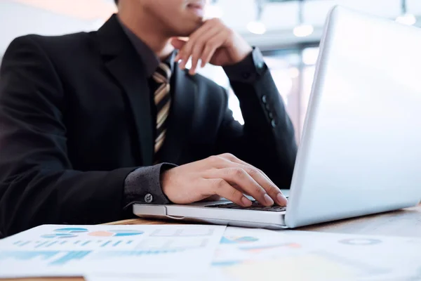 Primer plano hombre de negocios que trabaja con el ordenador portátil . — Foto de Stock