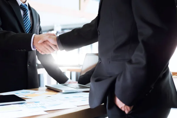 Conceito de reunião de parceria empresarial. Imagem homens de negócios aperto de mão. Empresários bem sucedidos aperto de mão depois de um bom negócio . — Fotografia de Stock