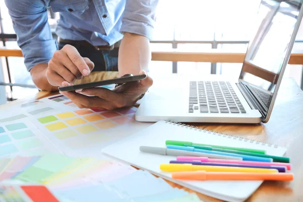 Jonge fotograaf en grafisch ontwerper aan het werk in de studio office — Stockfoto