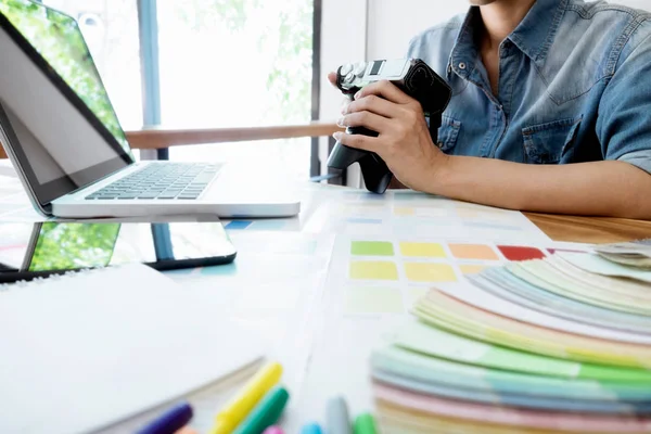 Joven fotógrafo y diseñador gráfico en el trabajo en la oficina del estudio —  Fotos de Stock