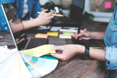 Genç fotoğrafçı ve iş stüdyo Office grafik tasarımcı