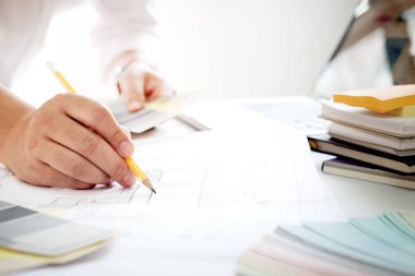 Grafik tasarım ve renk renk örnekleri ve bir masa üzerine kalem. Architectu