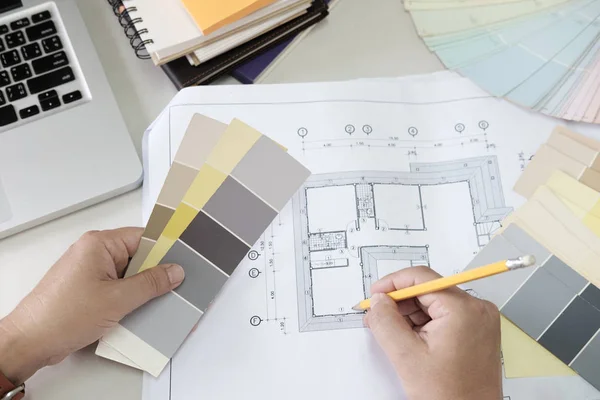 Графический дизайн, цветные образцы и ручки на столе. Архитектура — стоковое фото
