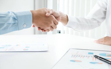 İş adamları el sıkışıyor, toplantıyı bitiriyor.