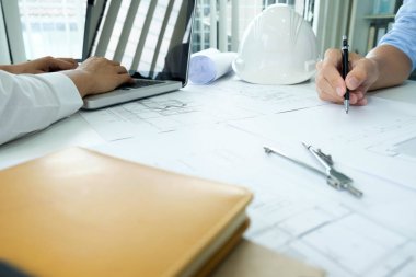 Toplantı için Mimari Proje mühendisi.