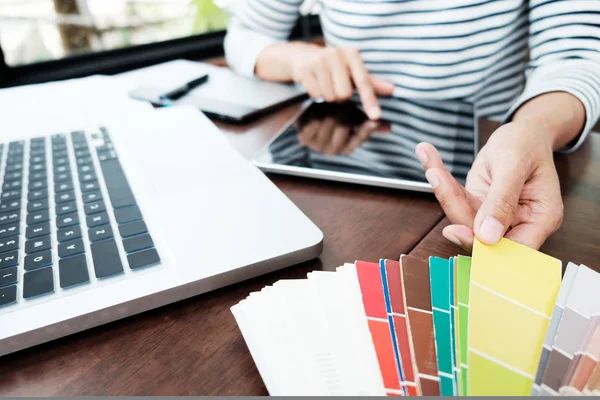 Diseño gráfico y muestras de color y bolígrafos en un escritorio . — Foto de Stock